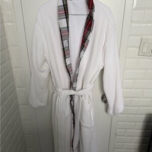 Pottery Barn White Waffle Knit bath Robe with Multicolor Trim